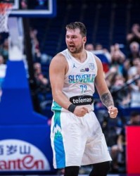 必赢体育-连续3战轰35+！东契奇冲击双料得分王