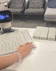 姐妹挑战AI象棋获胜，童年棋艺派上用场