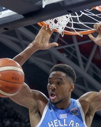 必赢体育-字母哥统治赛场！25分14板9助力压西班牙，率队锁定小组头名晋级