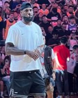 在现场！殳海：很担心詹姆斯冲过来说就是你小子？杨毅：下坡路？