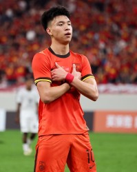 兜射远角破门，王钰栋进球后做出姆巴佩双手抱胸庆祝动作